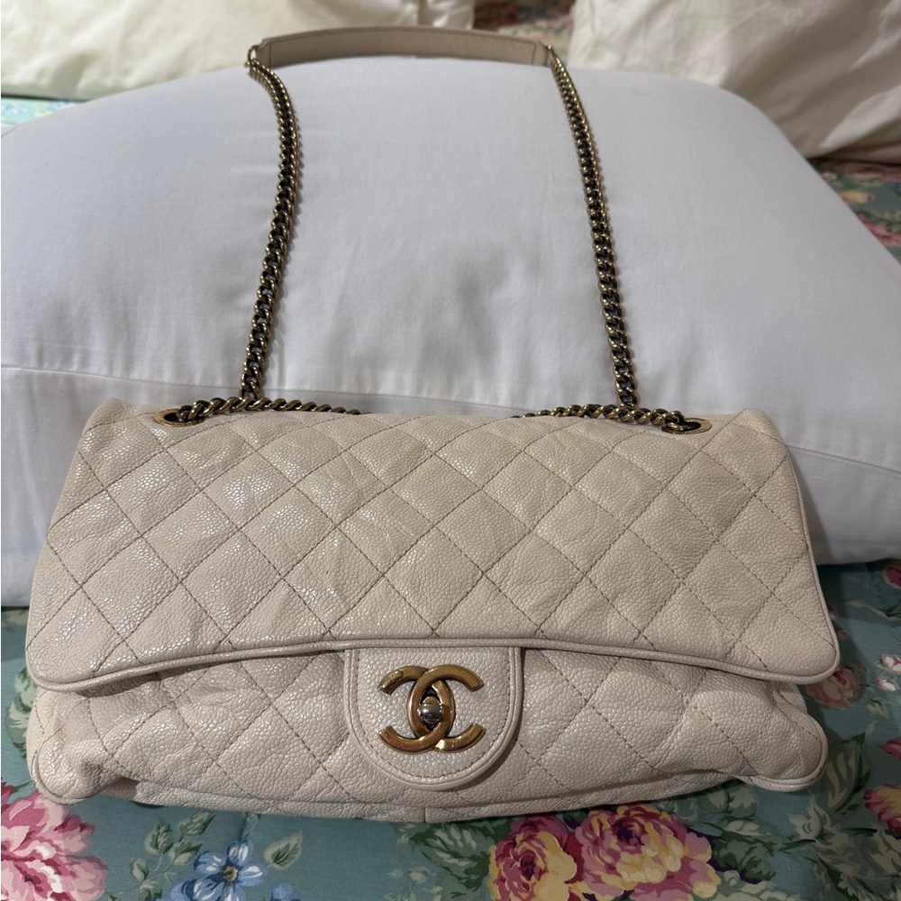 Chanel Vintage Ivory Quilted Shoulder Bag with Gold Accents.
Great preloved.